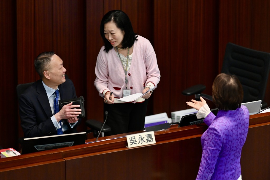 原訂排在發言名單上的梁美芬,被同黨的林偉全頂上,導致未能發言,會後更走到主席台前理論。 原訂排在發言名單上的梁美芬,被同黨的林偉全頂上,導致未能發言,會後更走到主席台前理論。