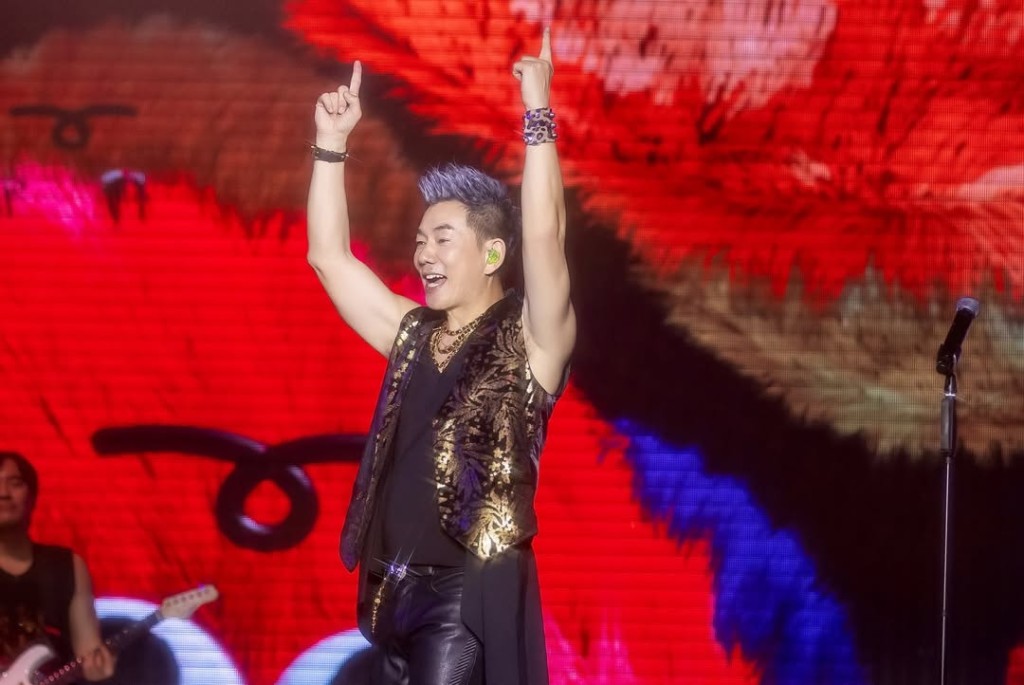 任賢齊在舞台上深情獻唱經典金曲。