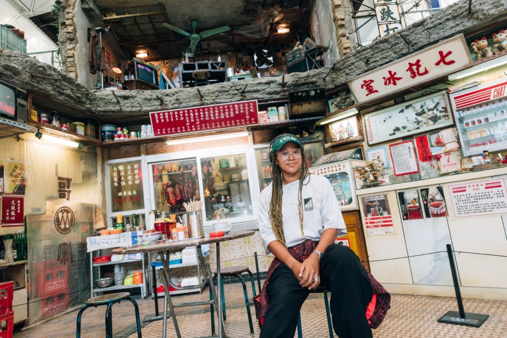 日本名將大坂直美到香港機 場展出的《九龍城寨》場景打卡。 日本名將大坂直美到香港機 場展出的《九龍城寨》場景打卡。