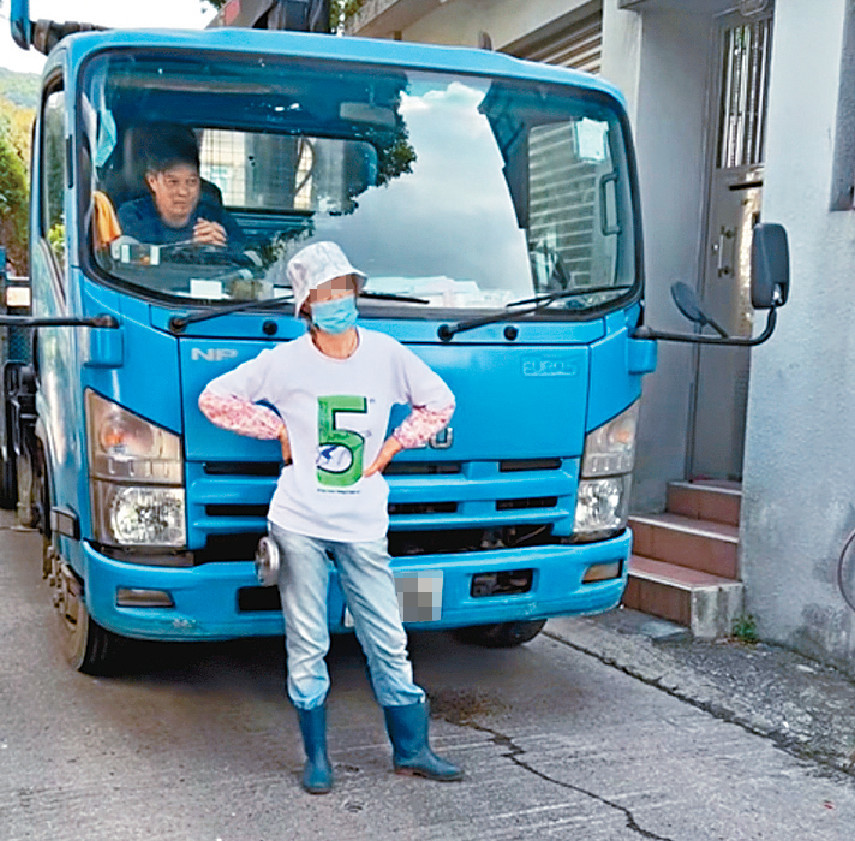 ■張婦其後站在車頭位置,阻止貨車離開。 ■張婦其後站在車頭位置,阻止貨車離開。