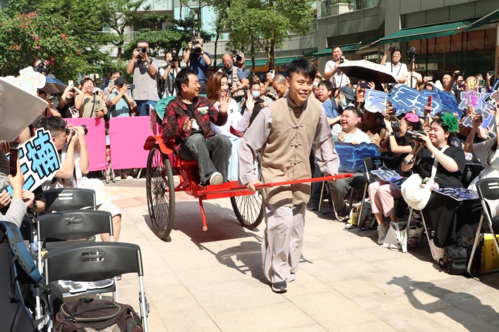 黎耀祥与定欣坐黄包车出场。