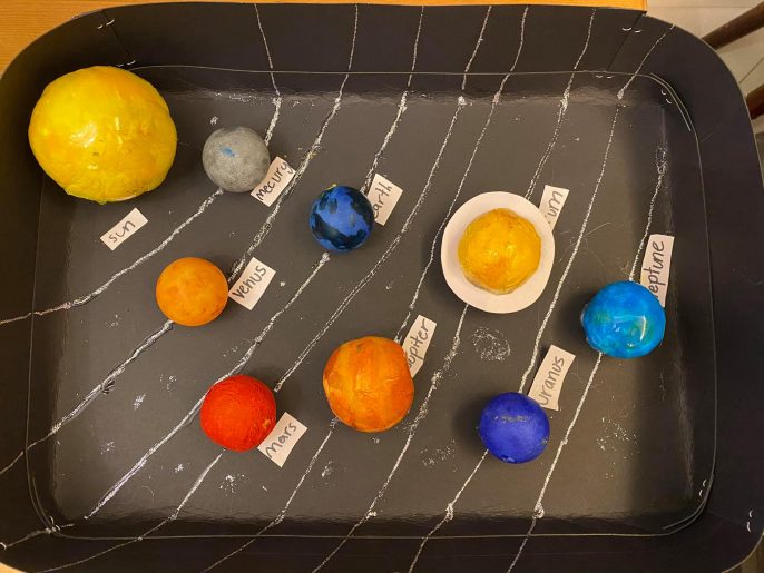工人姐姐和8歲女兒合力完成8大行星。