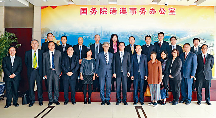 港澳办主任张晓明昨日会见香港传媒高层访京团，他希望香港传媒界多报道国家改革开放四十年来取得的成就。