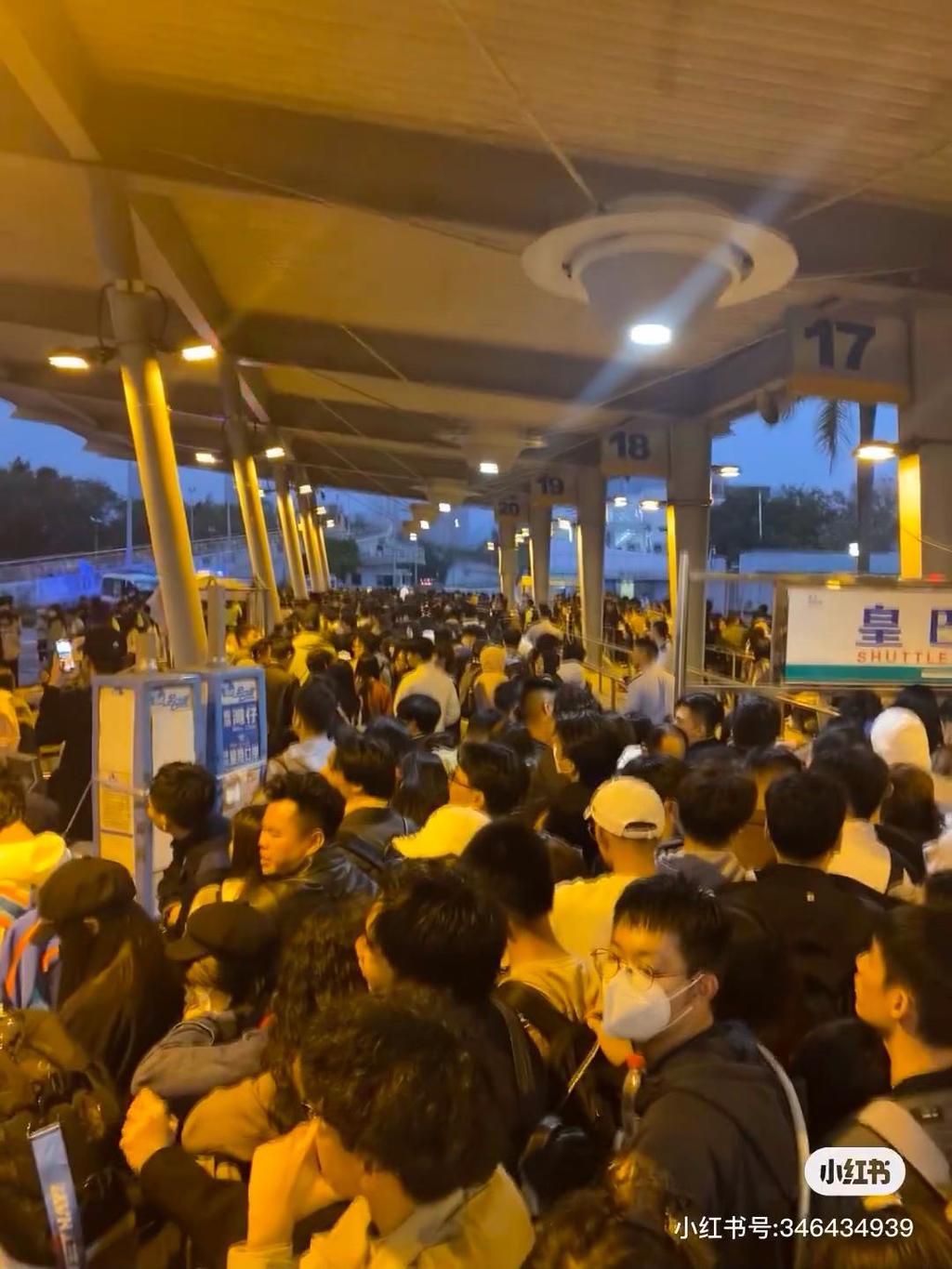皇崗邊檢站執勤民警就查驗入境深圳旅客近4.5萬人次。小紅書圖片