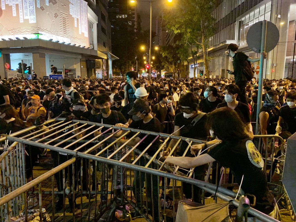 示威者再圍堵警總。