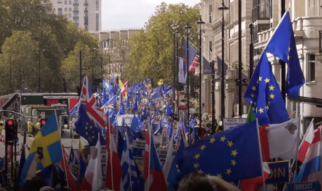 数百名反对英国脱欧的民众，周六在伦敦市中心游行，呼吁英国重新加入欧盟。