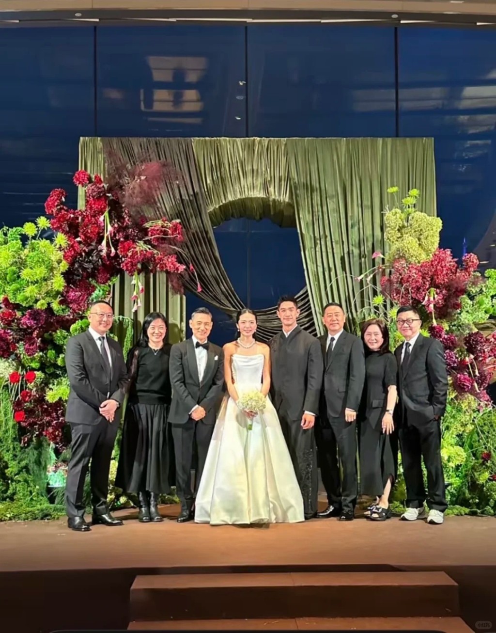 張學友站在胡智同新婚妻子旁邊合照。