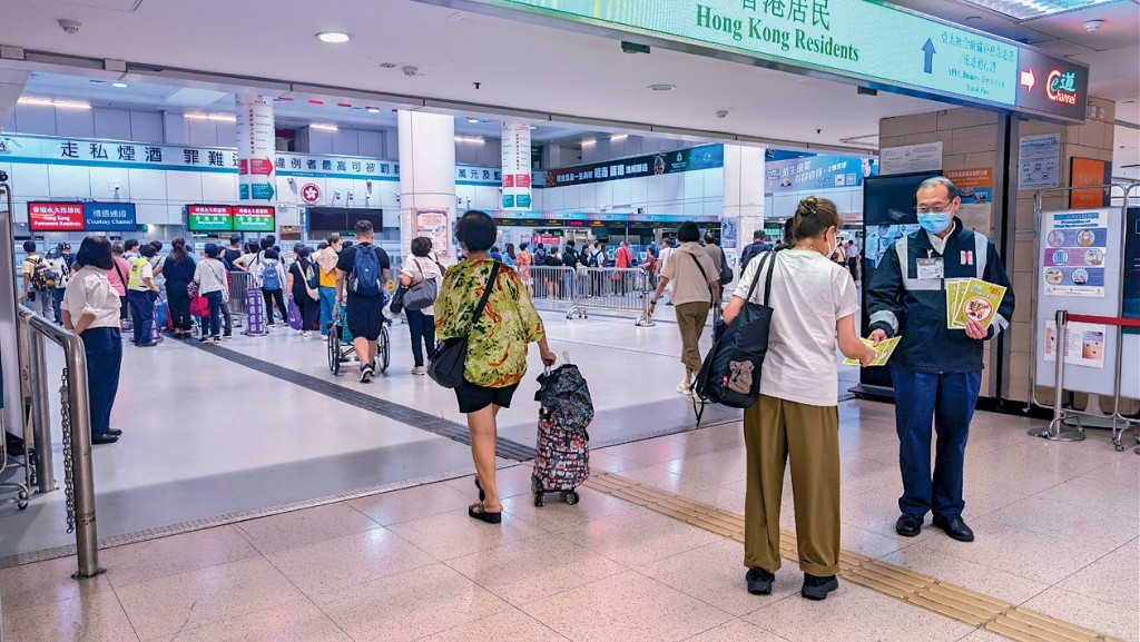 衞生防護中心港口衞生科人員在口岸向旅客派發單張,加強有關基孔肯雅熱的宣傳教育工作。