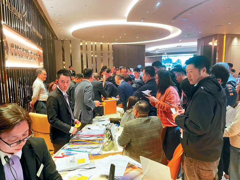 紅磡首匯示範單位現場吸引逾3000人次睇樓客到場參觀。