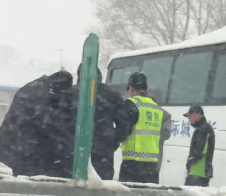 吉林珲乌高速松原至长春段的发生串烧式车祸。微博