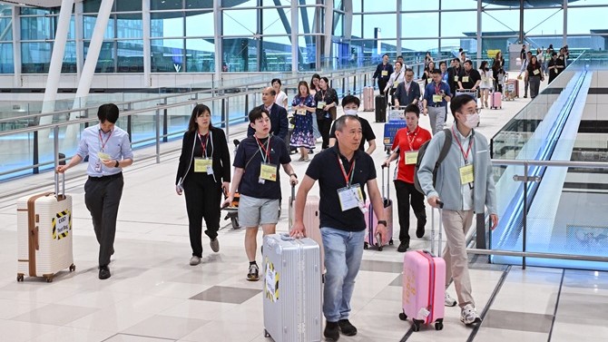 「綜合管運測試」模擬旅客於二號客運大樓的個離港流程：包括旅客使用機場巴士抵達大樓。