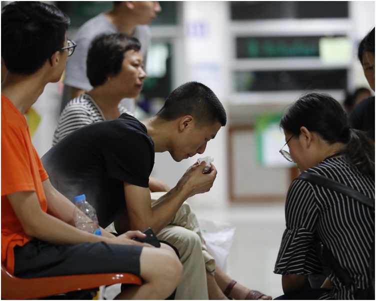 不少家属心情仍未平伏。 AP  