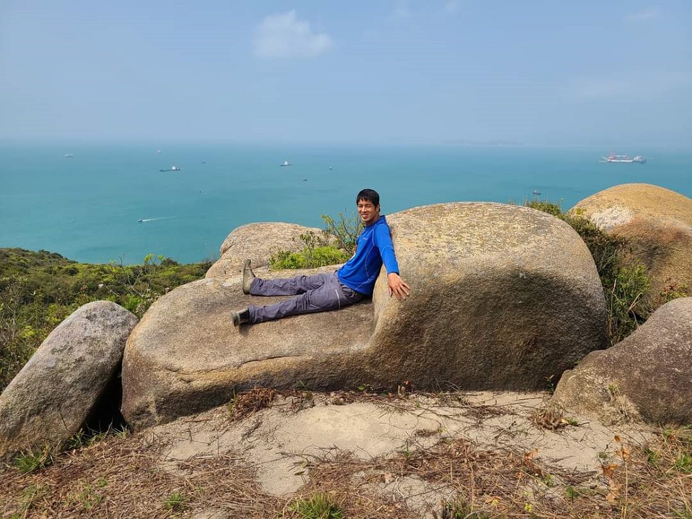 行山發燒友李志成熱愛尋找奇岩怪石，獲山友賜名「石頭成」。受訪者提供