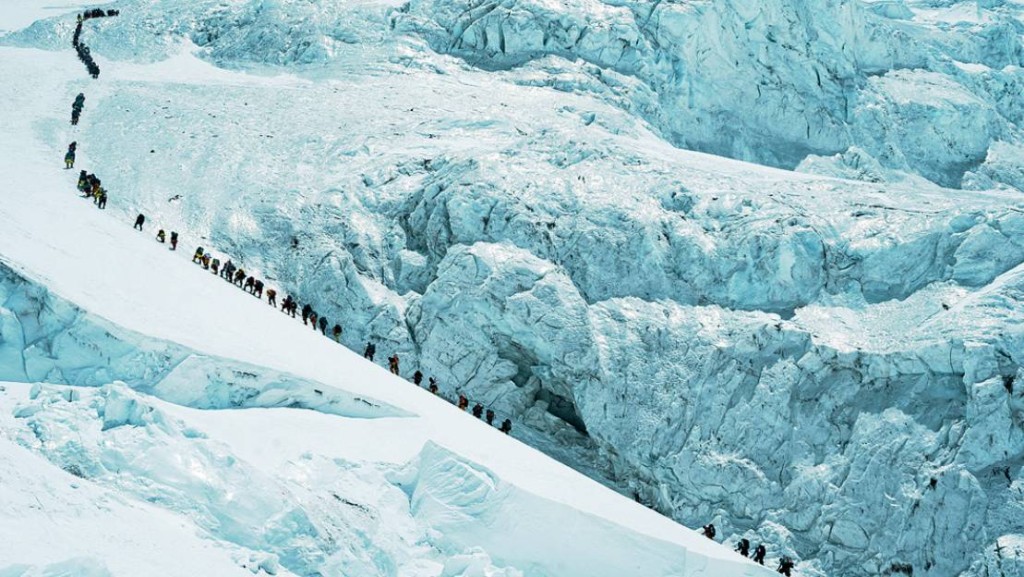 一眾登山者抓緊時間登頂珠峰。路透社