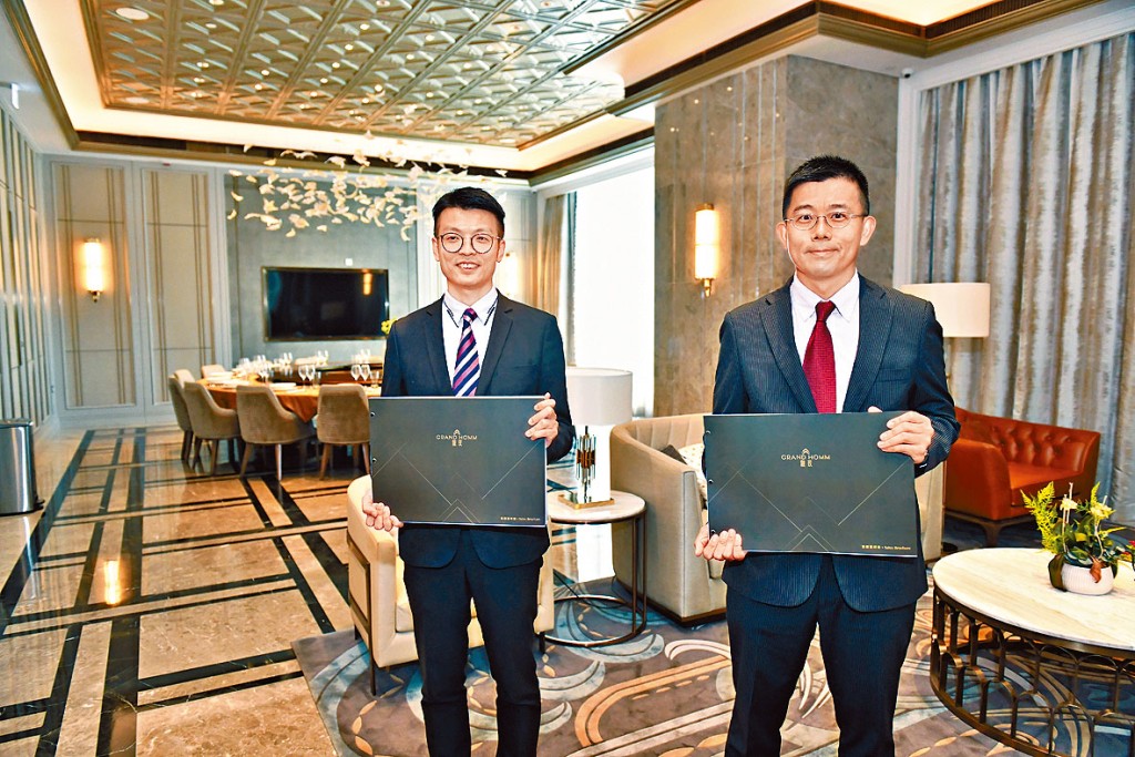 仲量聯行李遠峰(左)表示傲玟將參考區內造價。旁為金鋑庄日杰。