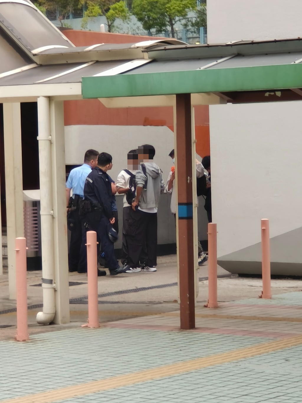 警方到場向巴士迷了解事件。網上圖片