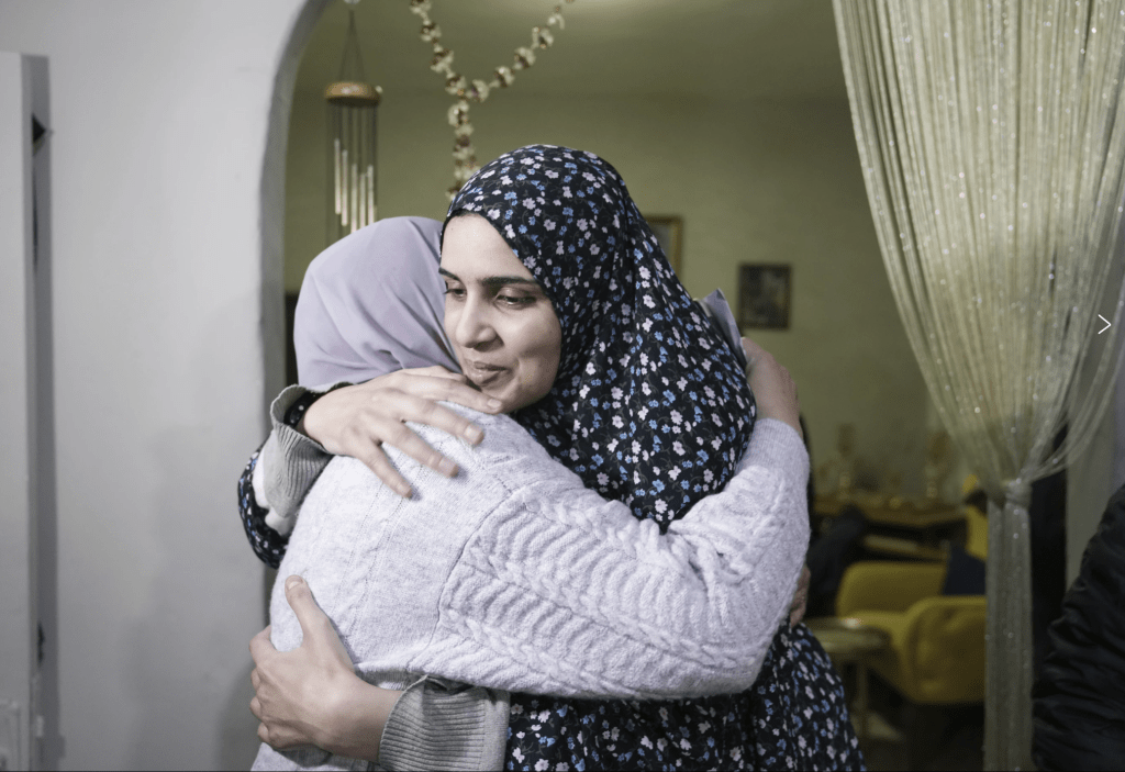 获以色列释放的巴勒斯坦妇女与亲友相拥。美联社