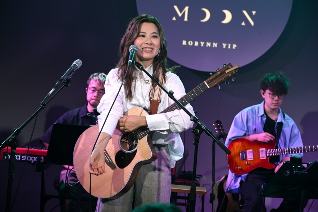 Robynn百感交集。