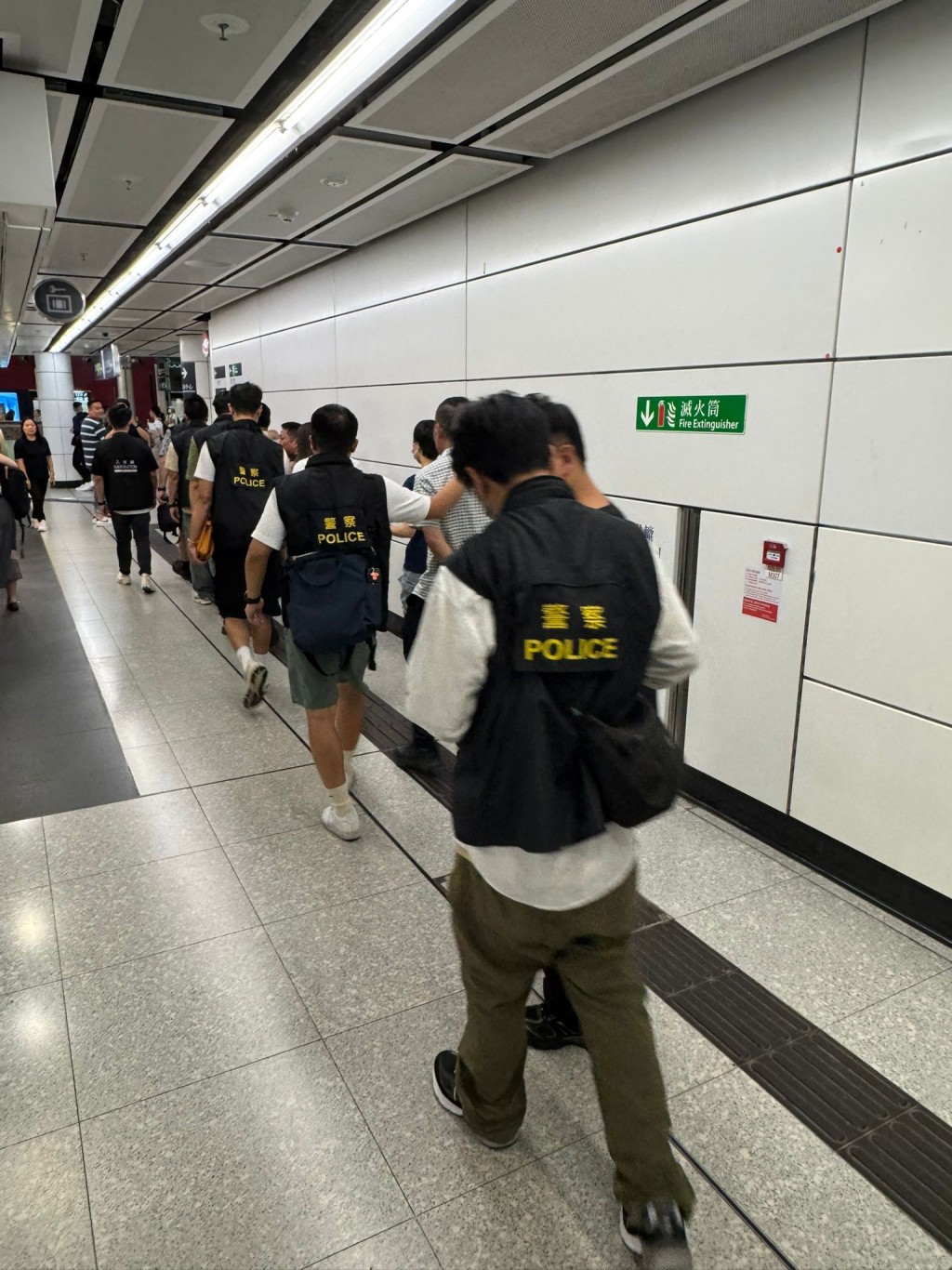 警方聯同入境處，今日再拘捕6名內地黃牛。警方圖片