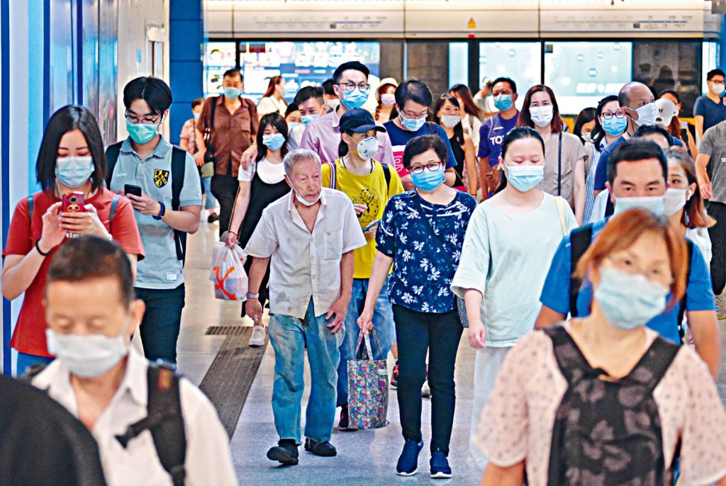 團隊又認為旅客亦需時刻佩戴口罩，並接受流行病學追蹤。資料圖片