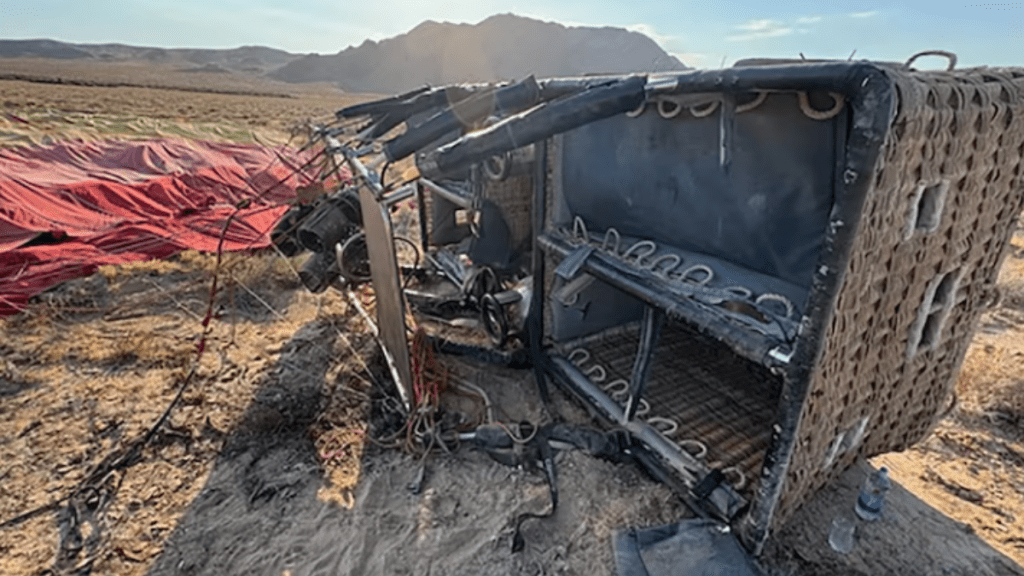 熱氣球吊籃倒臥沙地。奈郡(Nye County)警長辦公室。 熱氣球吊籃倒臥沙地。奈郡(Nye County)警長辦公室。
