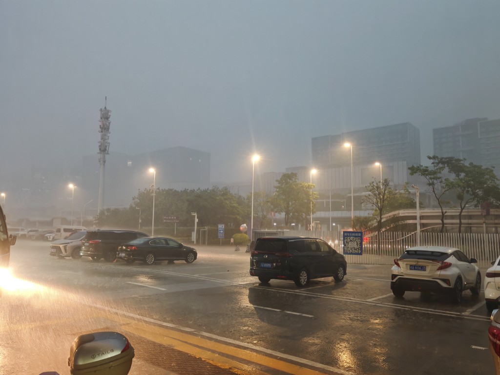 深圳分區暴雨黃色預警生效。微博@東叮冬 深圳分區暴雨黃色預警生效。微博@東叮冬