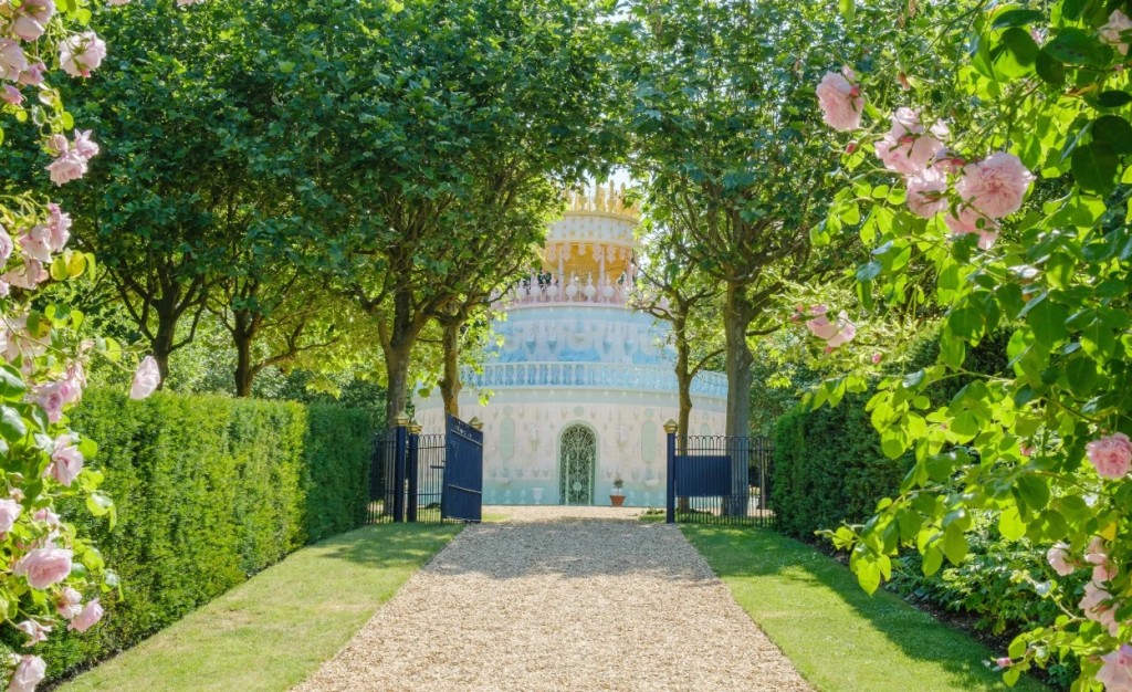 这个楼高三层、高12米的《Wedding Cake》巨型作品，装置于英国Waddesdon Sculpture Park内，糅合巴洛克建筑风格及葡萄牙传统特色，是一座「Temple of Love」。（图片来源：JoanaVasconcelo.com）