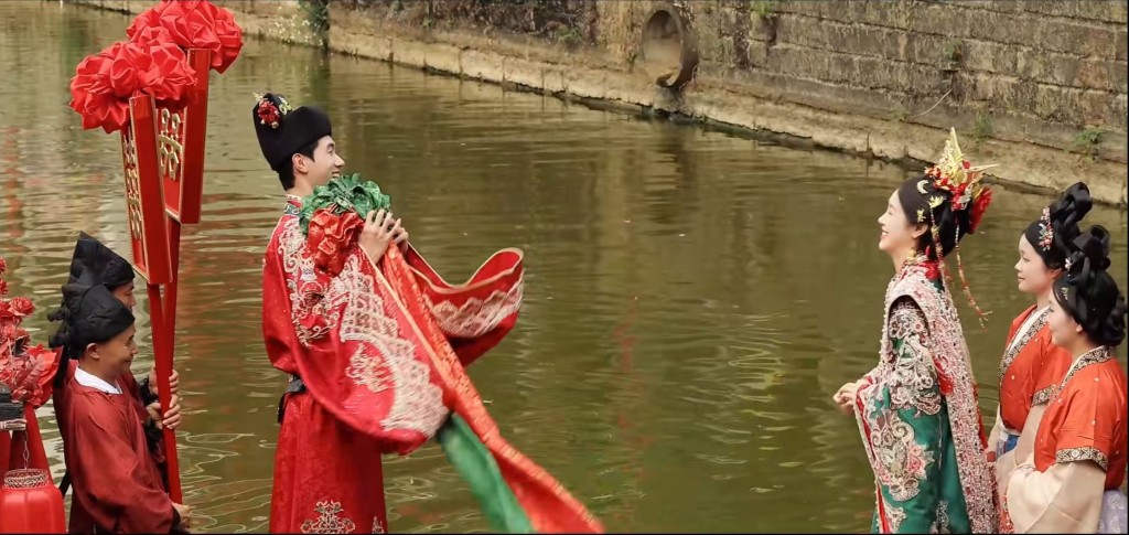 中式仿古婚禮微電影興起，成就新人最美回憶。抖音＠胖達胖達