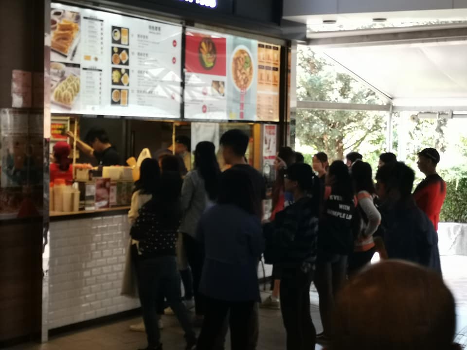 大批旅客排隊點餐。東涌居民關注組