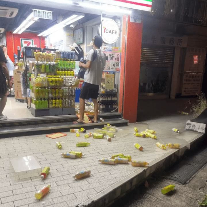 店舖樽裝飲品散落一地。Threads：mxrcuz_
