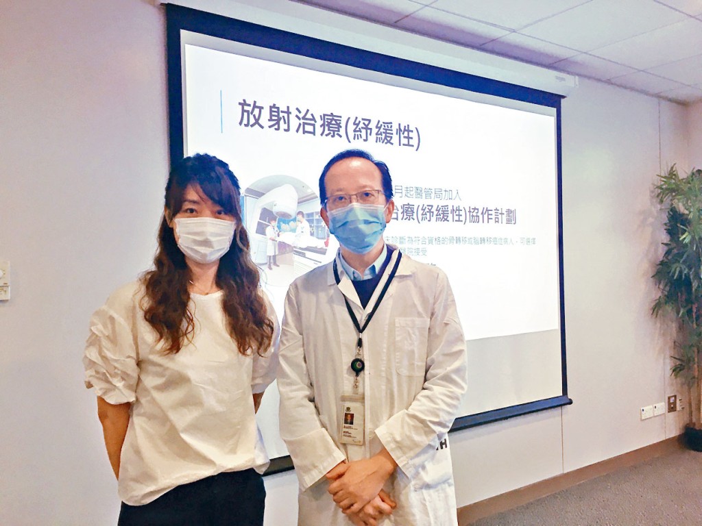 鄭志堅(右)表示,加強公私營醫院協作後,病人可於七日內得到治療。