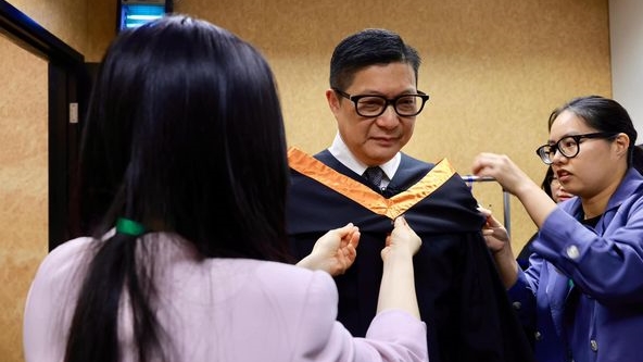 鄧炳強出席中學結業禮,有機會於大學畢業之後再披畢業袍。鄧炳強