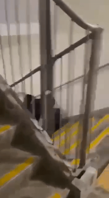 影片在後樓梯拍攝，拍攝者由樓梯走下樓。