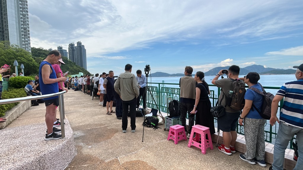 大批市民在海怡半島海濱長堤等候山東艦抵港。