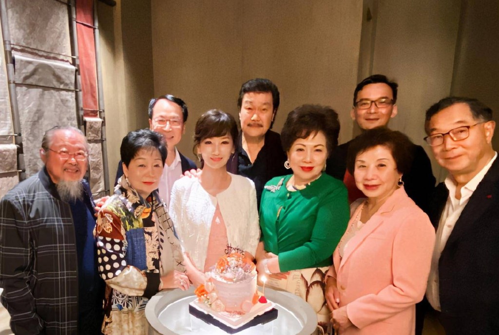 赵雅芝67岁生日，在微博晒生日照，当时关景鸿便应邀出席，和赵雅芝夫妇一同切生日蛋糕。