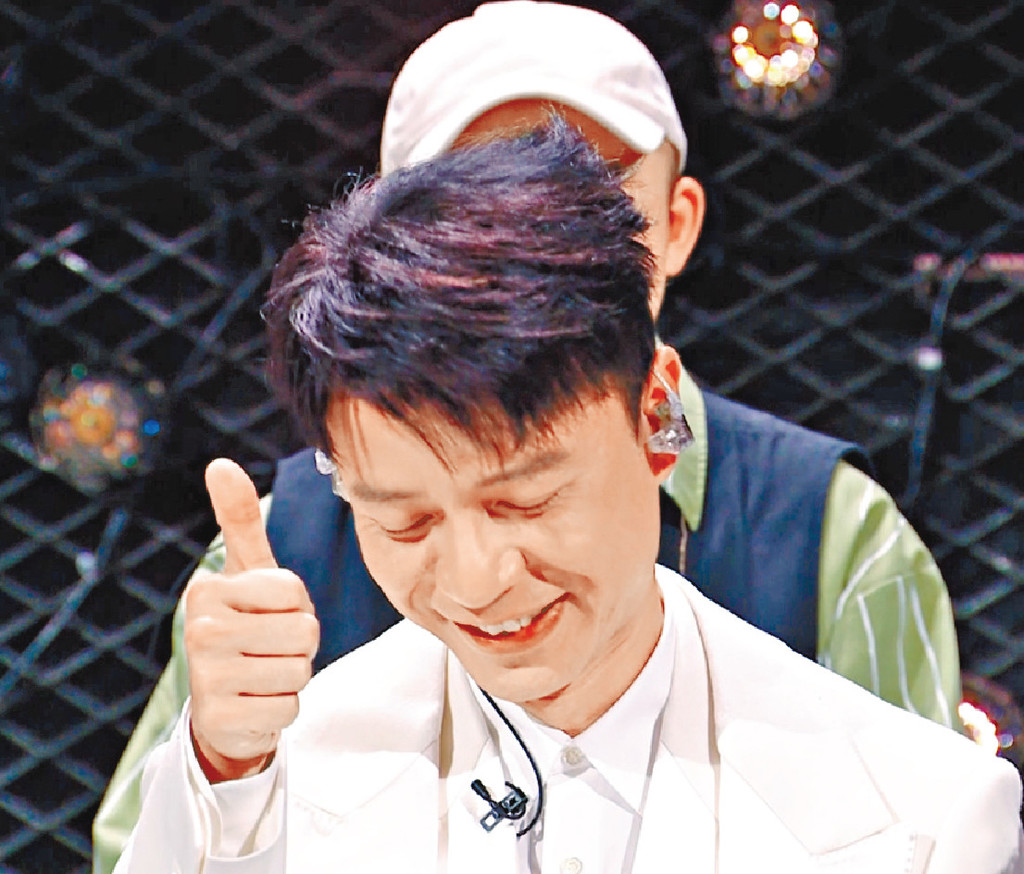 ■克勤聽到炎明熹談及自己，笑着豎起拇指回應。