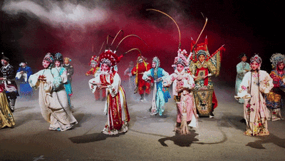 湖南省昆剧团穿戏服跳科目三。