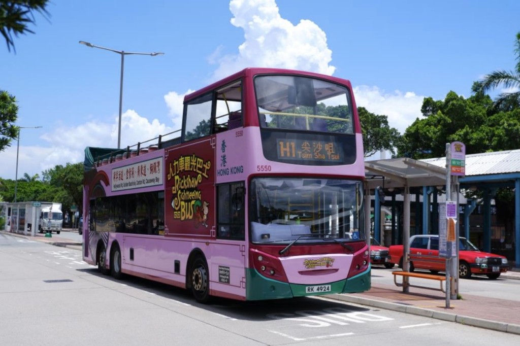 由5月2日起，新巴「人力车观光巴士」H1及H2号线将新增平日晚间服务，向到港旅客展现香港魅力。（城巴提供）