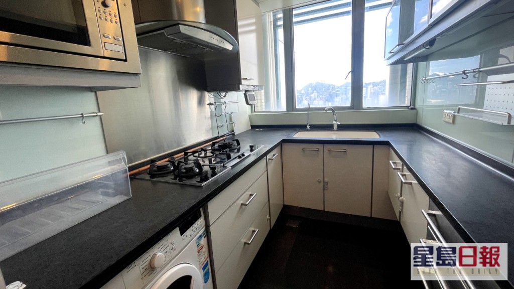 廚房設大窗，可邊欣賞維港景致，邊下廚備餐。