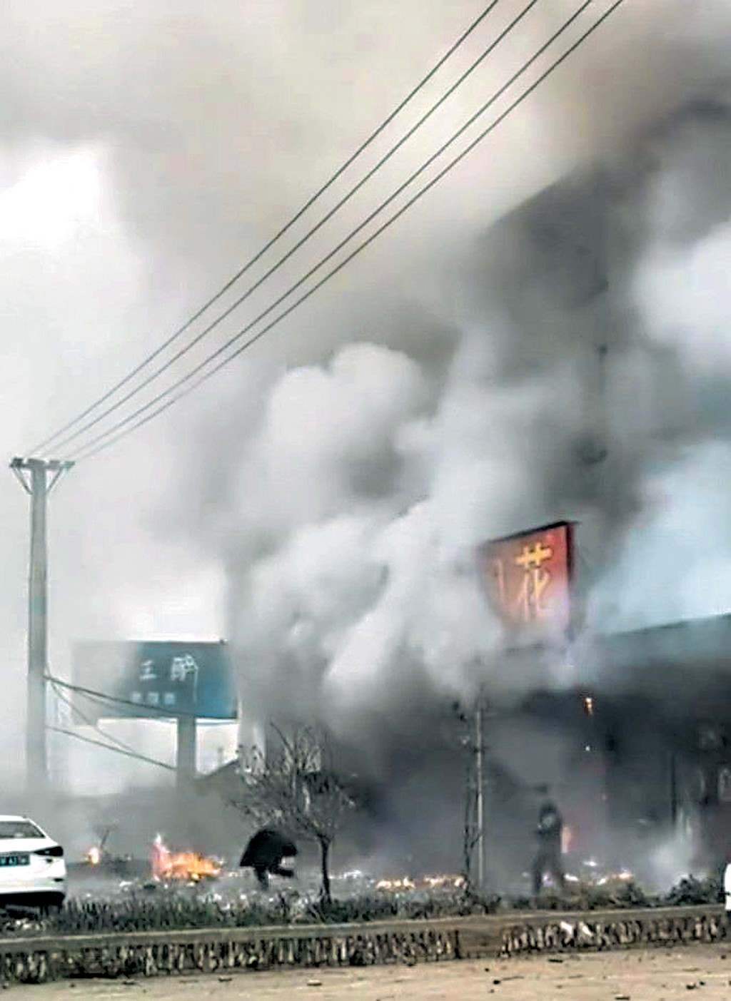 湖北宜城發生煙花爆竹爆炸事故，濃煙滾滾，造成12死。