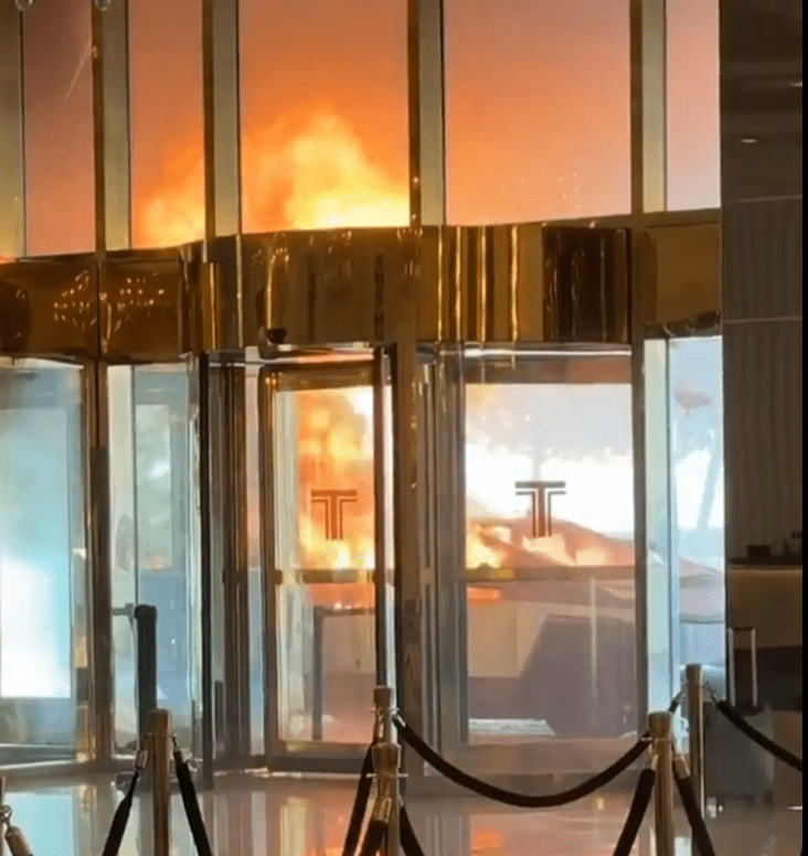 特朗普大廈外一輛汽車爆炸,造成1人死亡,多人受傷。 特朗普大廈外一輛汽車爆炸,造成1人死亡,多人受傷。