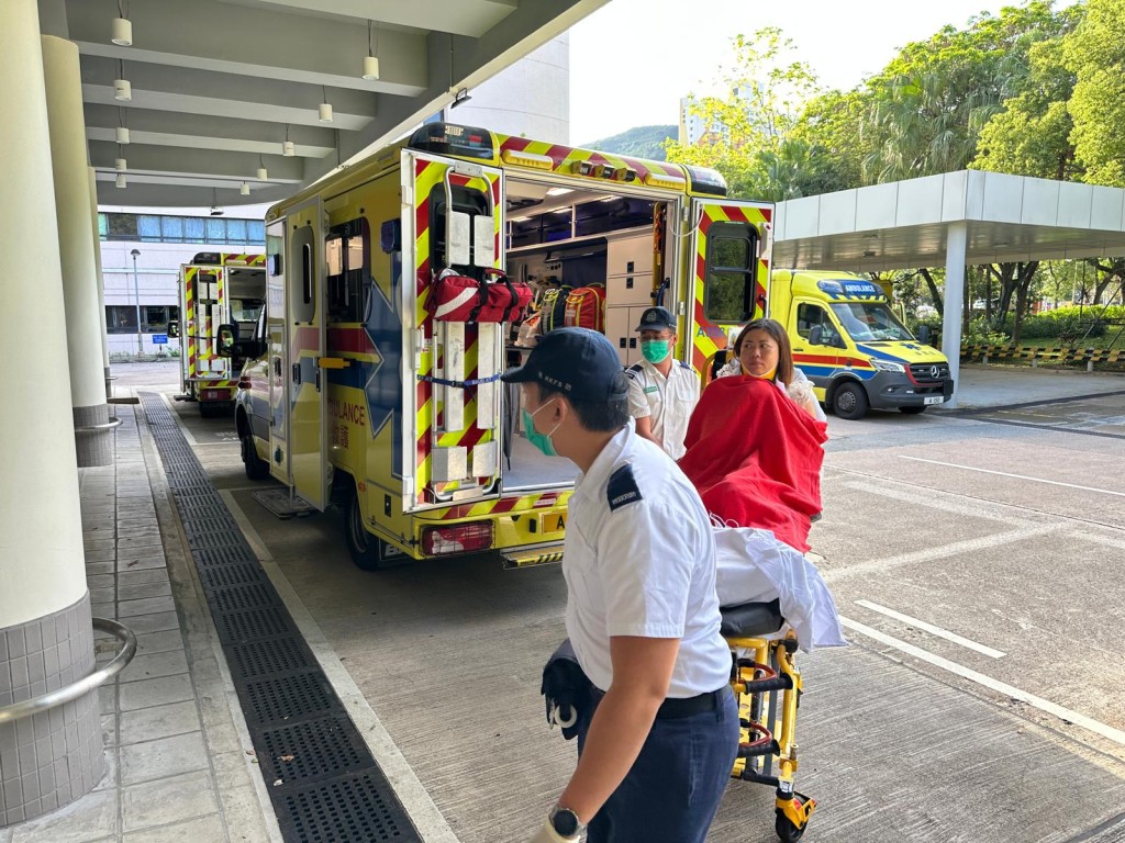 多名傷者被送往醫院治理。 多名傷者被送往醫院治理。