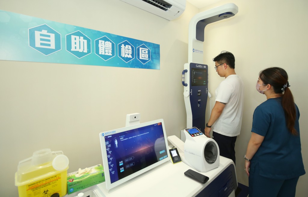 畢架山花園健康服務中心總經理何家立介紹畢架山花園健康服務中心的設備。