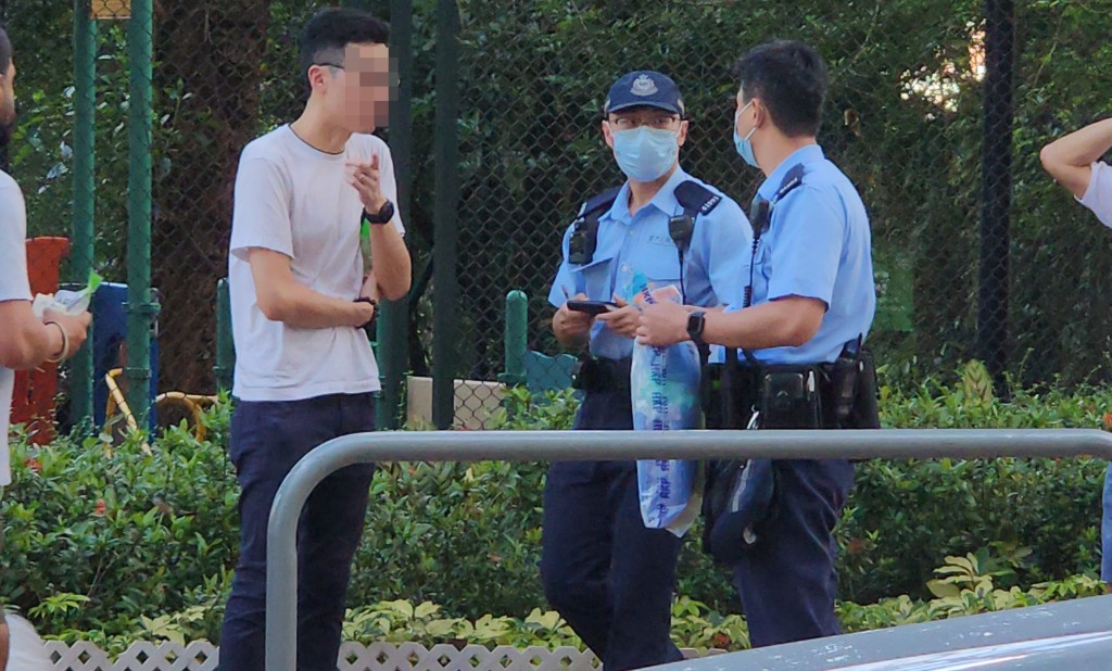 司機接受警方調查。 司機接受警方調查。