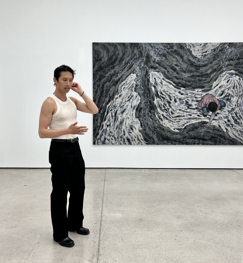 何麥克與作品《River gestures before dawn》。