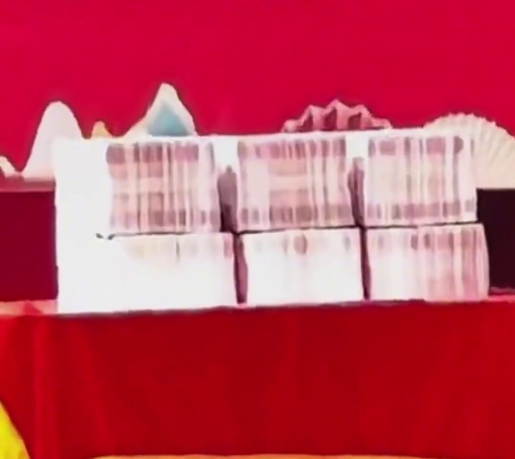 放在頒獎台上的現金。