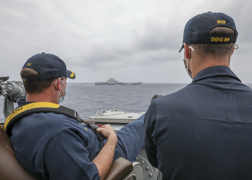馬斯廷號艦長（左）和副艦長月初近距離觀察遼寧號動向。美國海軍圖片