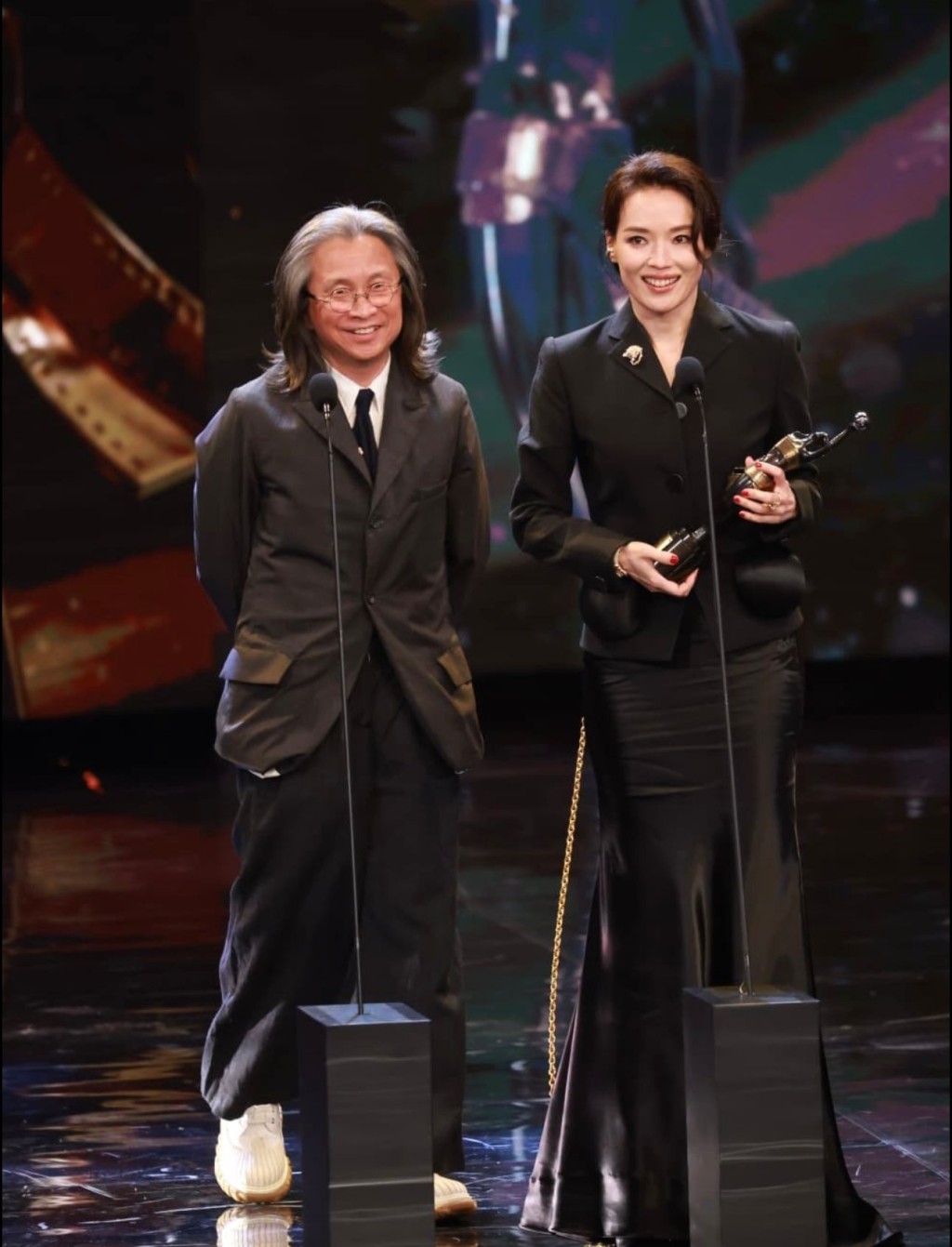 從陳可辛手上接過「新晉導演」獎座。