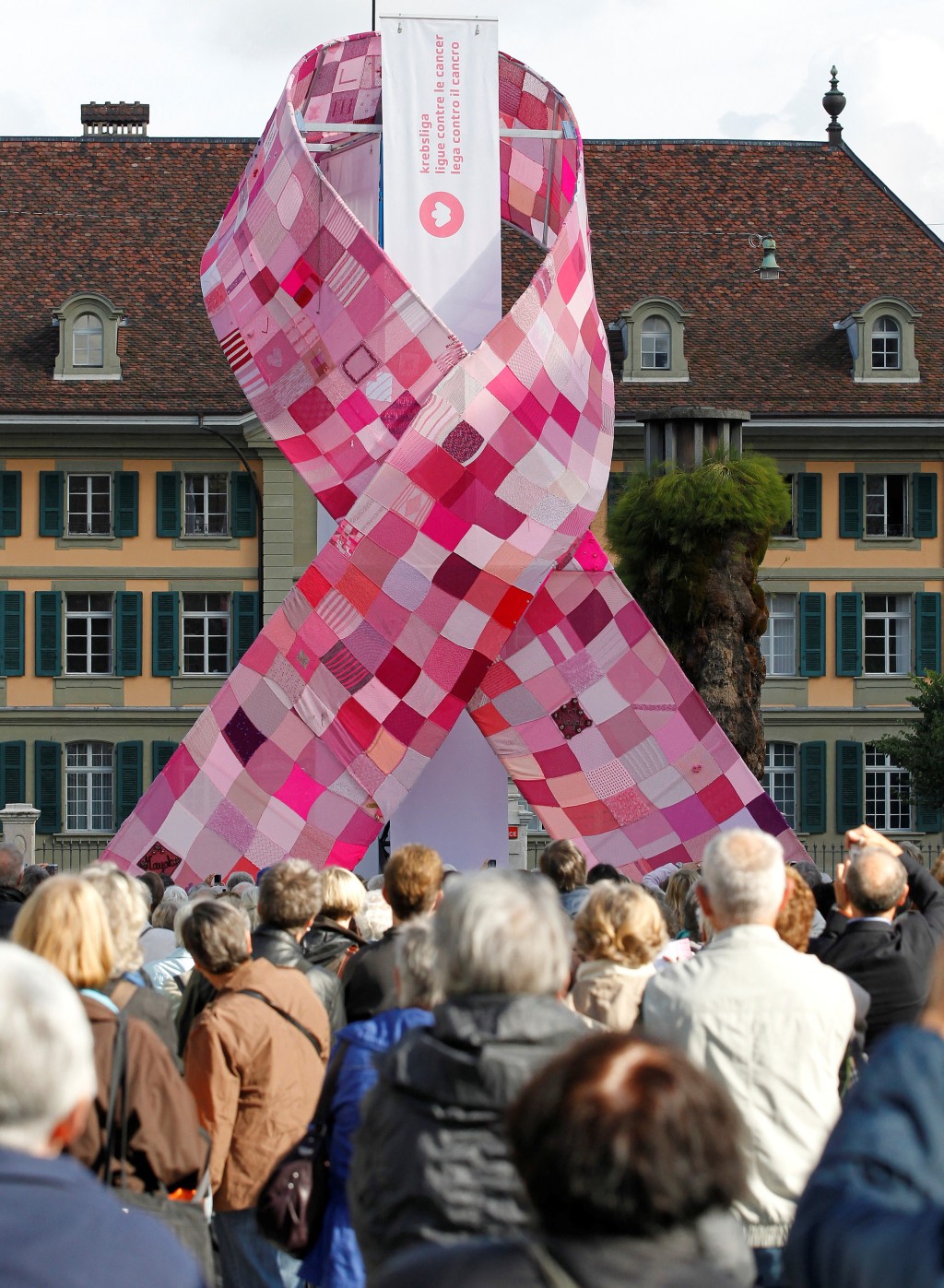 瑞士伯恩市一個象徵支持對抗乳癌的12米高巨型粉紅絲帶。 路透社