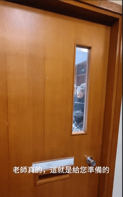 送禮的男子要求「老師」一定要收下。Threads 影片截圖